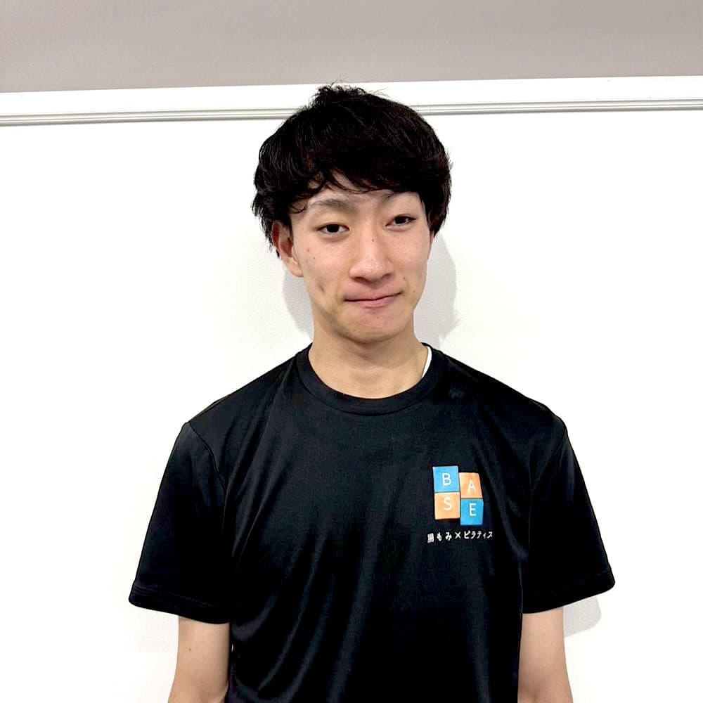姿勢改善や肩こり改善をサポートするBASEピラティスインストラクターRYO