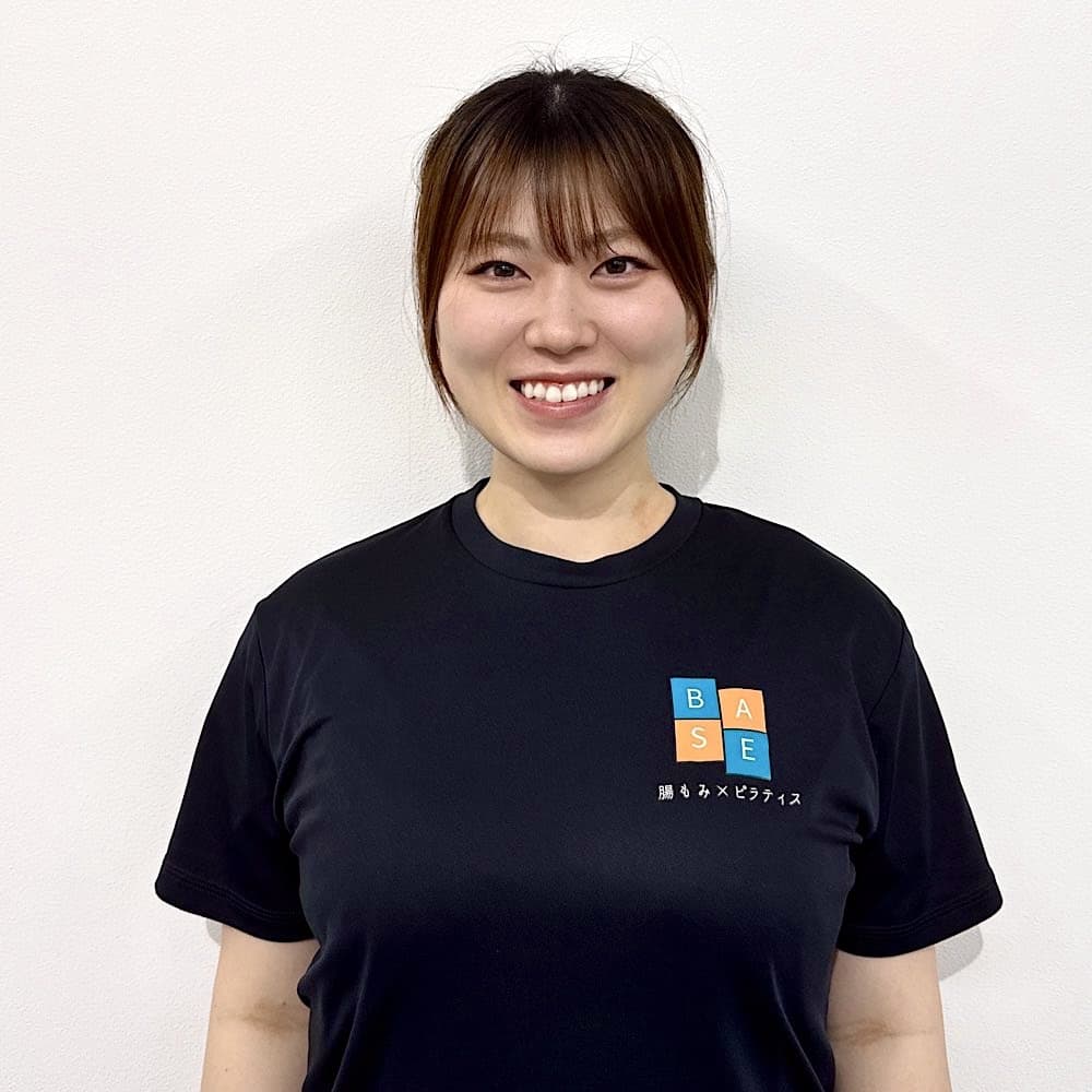 明石市大久保のピラティススタジオBASEで初心者の方でも丁寧な指導を心がけているインストラクターAISU